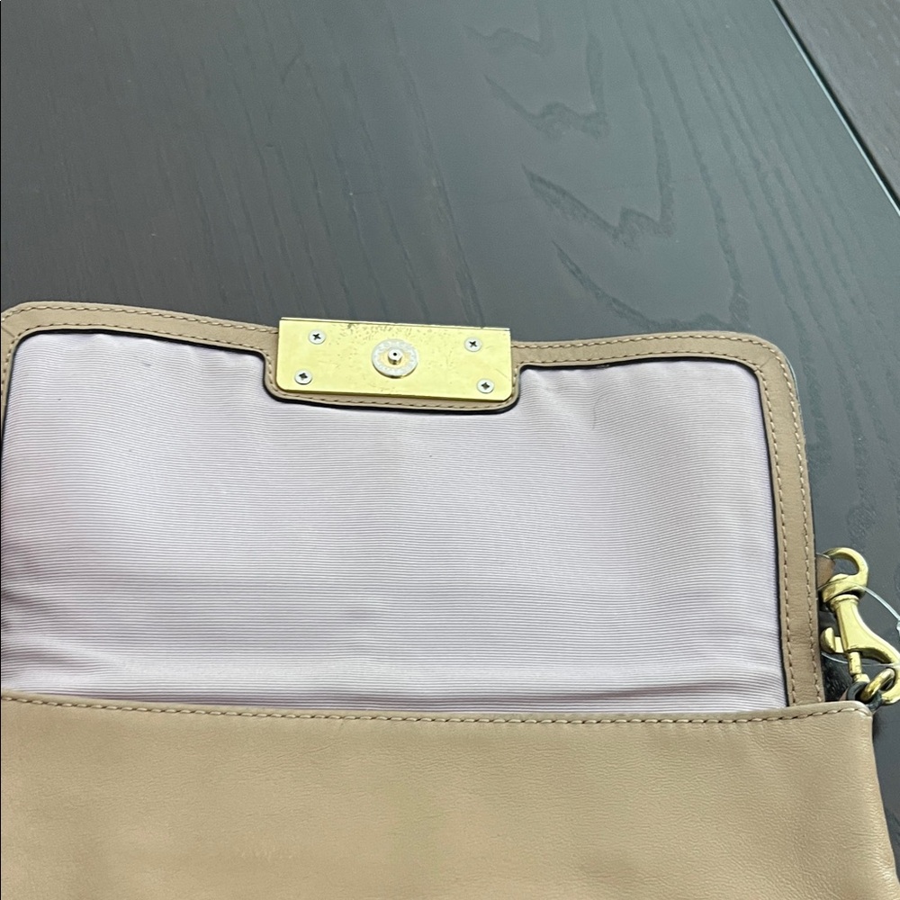 Very vintage Coach Tan Leather Clutch with Gold Accent - Picture 5 of 9